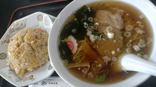 「中華そば+半ﾁｬｰﾊﾝ（ﾗﾝﾁｻｰﾋﾞｽ価格）700+350」@扇屋の写真