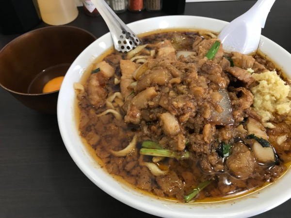 「スタ満そば900円＋生卵」@元祖スタミナ満点らーめんすず鬼 狭山ヶ丘分店の写真