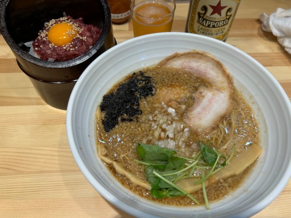 「ラーメン800円+ユッケ700円+瓶ビール650円」@鮮馬刺よかもん市場 美盛の写真