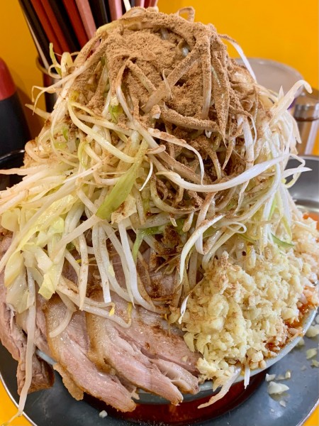 「小豚　辛い奴3倍　しょうが　ねぎ　おさかな天国　生たまご」@ラーメン二郎 八王子野猿街道店2の写真