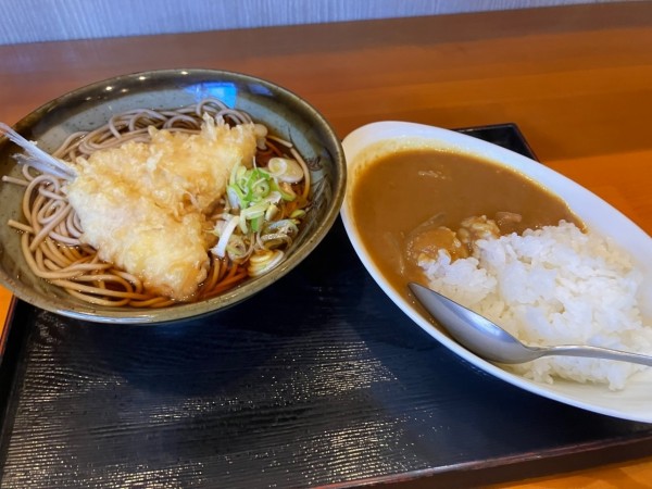 「あじ天そば470円＋半カレー270円」@鈴しげの写真