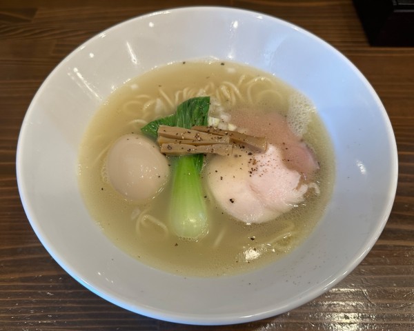 「塩らぁ麺味玉付き900円」@らぁ麺や 百代の写真