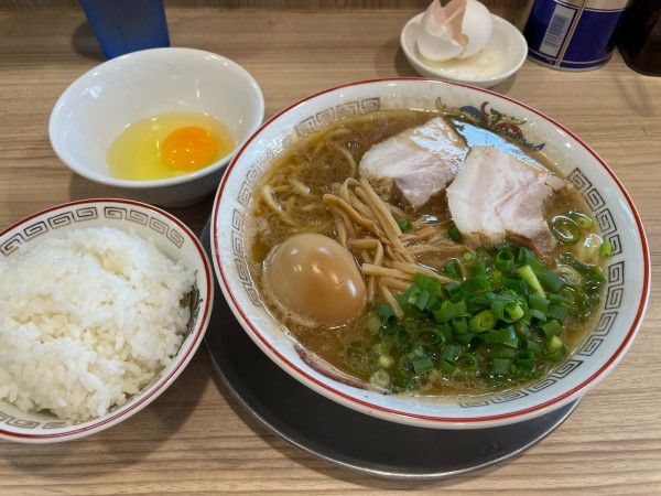「ラーメン(黒) + 味玉 + ごはん＋生卵」@鯨人の写真