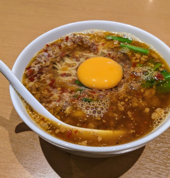 「台湾ラーメン(生玉子入り)　960円」@味仙 JR名古屋駅店の写真