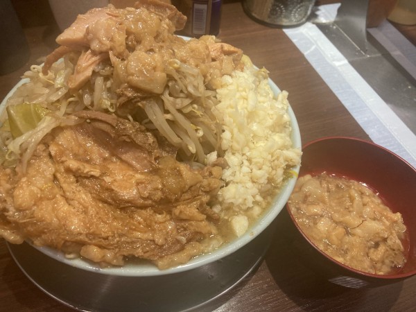 「ラーメン普通(全部多め)¥1050+ブタカスアブラ¥50」@ラーメン富士丸  西早稲田店の写真
