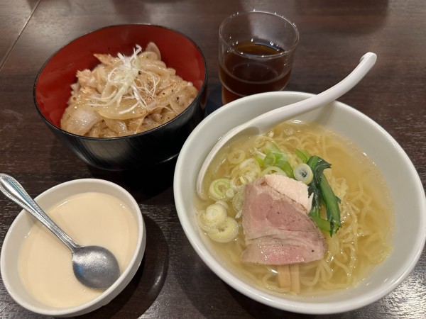 「日替り定食（半塩拉麺＋豚バラ塩焼肉丼）1,100円→500円」@陳麻家 高崎駅西口店の写真