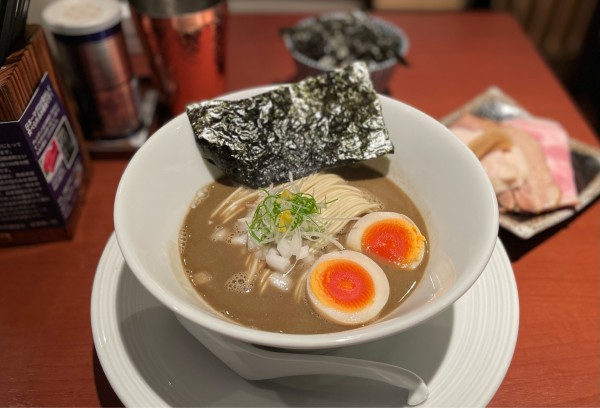 「【限定】特製濃厚煮干し蕎麦 ¥1350」@酒肴場 屯の写真