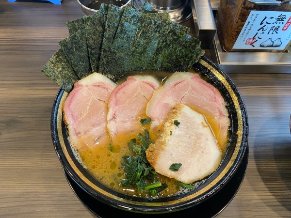 「チャーシューメン3枚　のり　トントロ　カタオオ」@家系ラーメン がくの写真