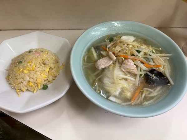 「タンメン＋半チャーハン」@中華餃子 三陽 新橋店の写真