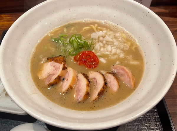 「鶏煮干しらぁめん(醤油)+炭火鶏チャーシュー」@麺や いま村の写真