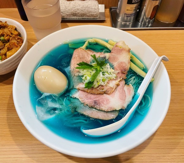 「限定　マリンブルーの風に抱かれて2023＋味玉」@らーめんよっちゃん（仮）の写真