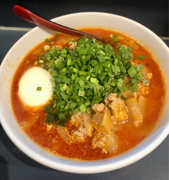 「勝浦坦々麺 半熟卵 タマネギ ひき肉 950+50+100+10」@じもんの写真