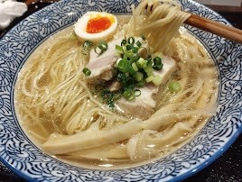 「魚と豚のWスープ塩そば(880)」@魚屋酒場フィッシャーの写真