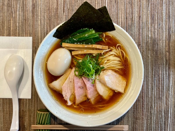 「冷酒あたごのまつ鮮烈辛口 → 特製醤油らぁ麺 中盛」@麺屋 さくら井の写真