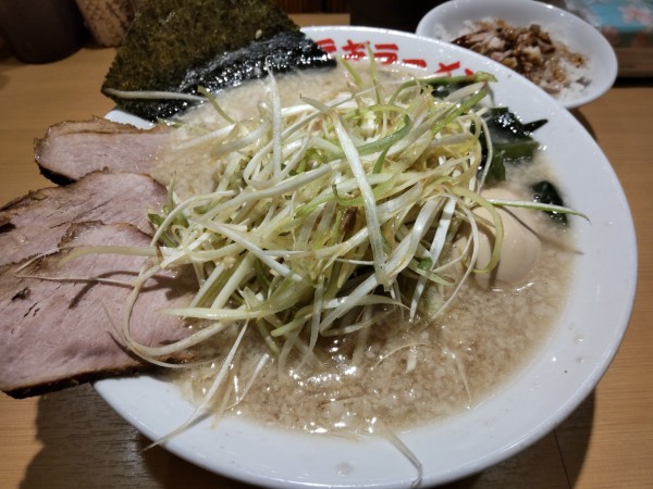 「ネギコテチャーシューメン(3枚)、味玉 チャ飯」@○新 ネギラーメン 新橋店の写真