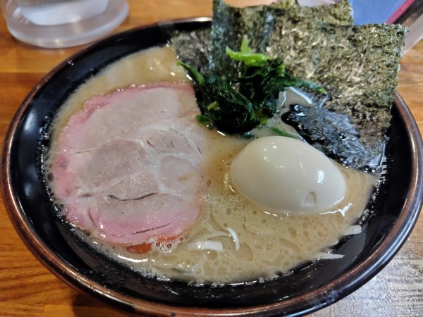 「豚骨醤油らあめん　〈並〉　＋味玉：サービス券」@豚骨らあめん専門店 とんこつ家ZUNの写真