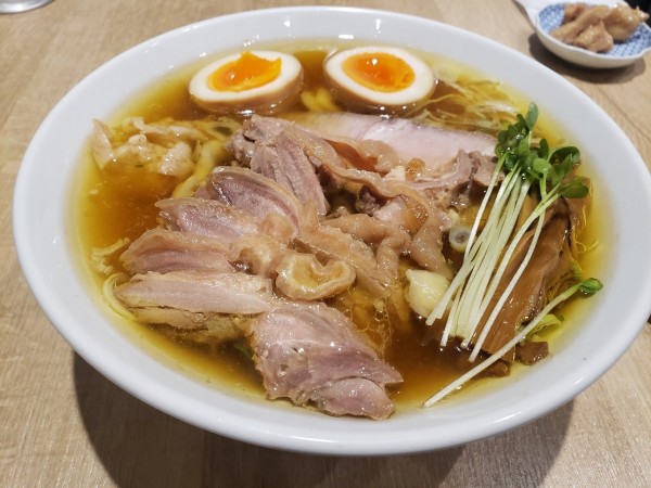 「親鶏中華そば 極太麺 親もも追加 親かわ 煮卵」@手打 親鶏中華そば 綾川の写真