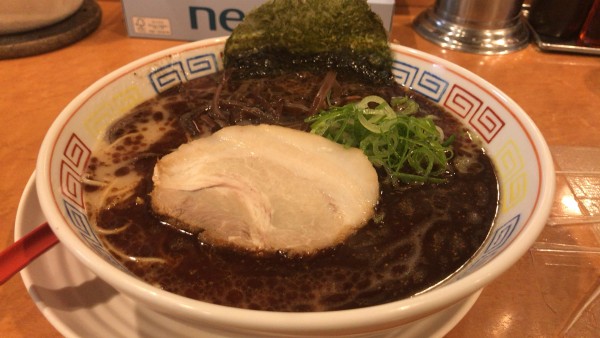 「黒豚骨ラーメン　840円」@つけ麺中華そば 節 本八幡店の写真