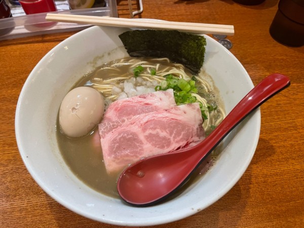 「煮干しそば極＋低温チャーシュー&味玉+ニボ玉」@麺屋 烈の写真
