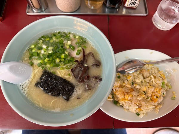 「ラーメン半チャーハンセット(1000円)」@博多ばってんラーメンの写真