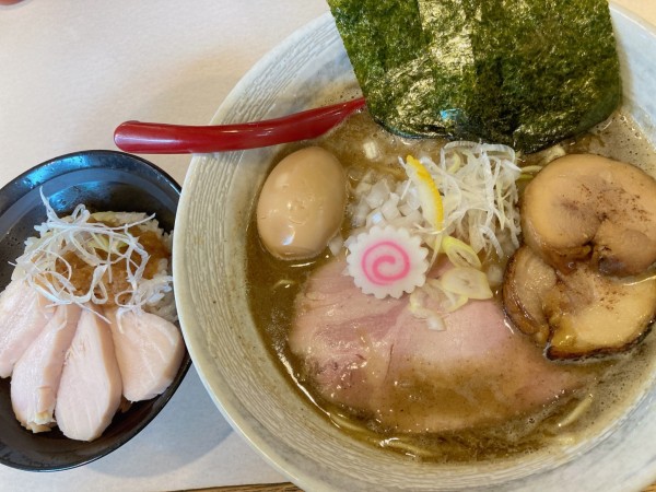 「特製煮干しそば（塩）＋しっ鶏飯」@麺屋 なるとの写真