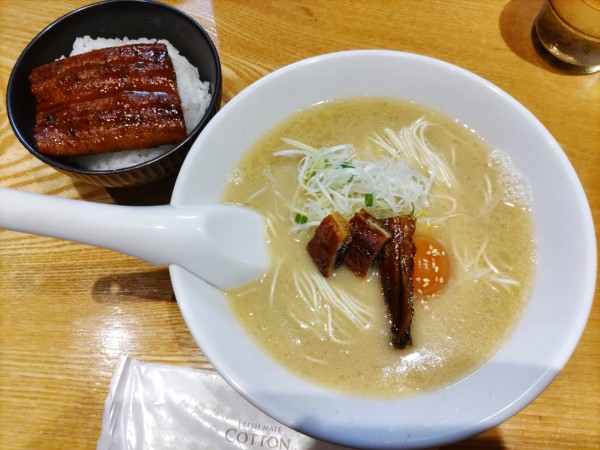「鰻骨らーめん[松](ミニ鰻丼)·替玉」@山田の鰻の写真