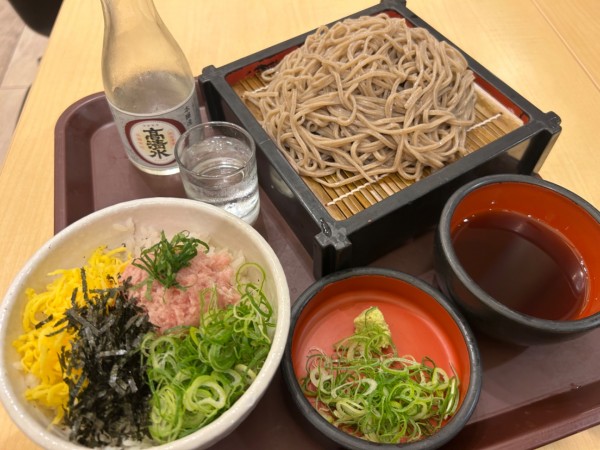 「ミニねぎとろ丼とそばセット970円+冷酒(高清水)630円」@東京シェフズキッチン そば処 羽田あずみ野の写真