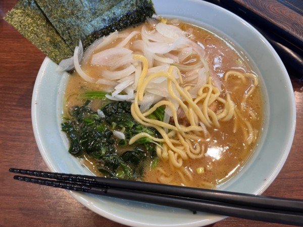 「ラーメン800円＋たまねぎ110円」@金八家の写真
