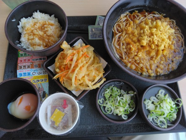 「朝そば(納豆)480円、クーポンで野菜かき揚げ130円が無料」@ゆで太郎 16号白井富塚店の写真