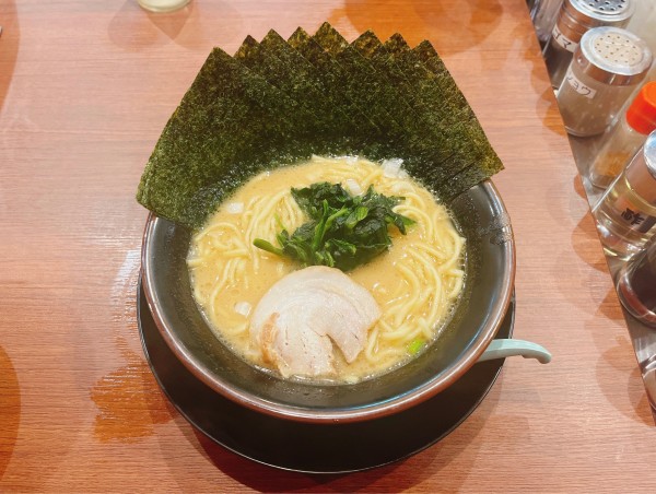 「ラーメン(醤油)海苔増し」@横浜家系ラーメン 鶴乃家 広島緑井店の写真