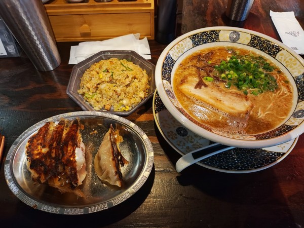 「黒虎らーめん　餃子・炒飯セット」@麺’s room 神虎 大阪駅前ビル店の写真