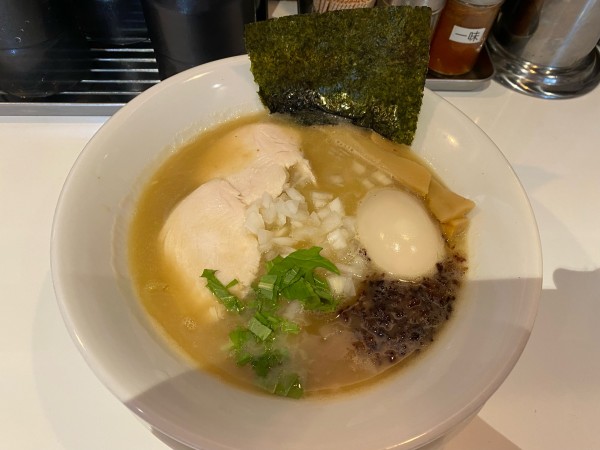 「超濃厚味玉鶏白湯ラーメン(中太麺)890円」@麺屋 藤ろうの写真