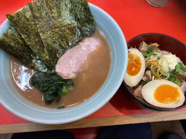 「ラーメン並700円＋チャーシュー丼300円」@横浜ラーメン 武蔵家 板橋店の写真