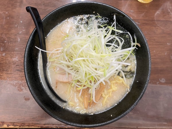 「塩豚骨ねぎらーめん」@関東風とんこつらーめん 五衛門 谷田部店の写真