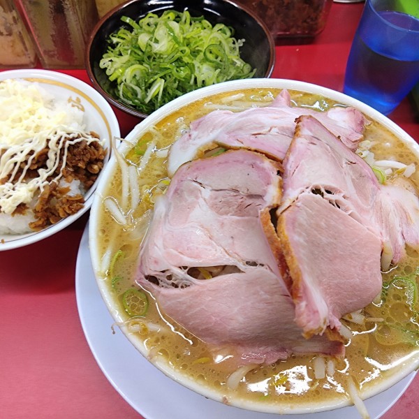 「野菜チャーシューメン1000円(硬め)他」@家系ラーメン王道家直伝 との丸家 船橋店の写真