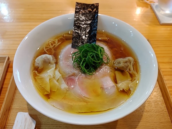 「わんたん入り しょうゆらぁ麺」@飯田商店 湯河原本店の写真