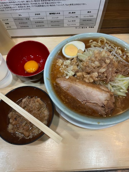 「ラーメン半分　生卵　豚カス油」@ラーメン富士丸 平塚店の写真