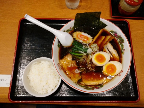 「會津黒中華そば（800円）＋煮玉子（100円）」@會津黒中華の写真