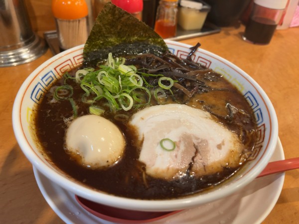 「黒豚骨(しょうゆ)味玉」@つけ麺中華そば 節 本八幡店の写真