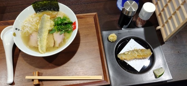 「焼干しそば鮎スペシャル、本日のフライ（鮎の半身）」@麺切り 白流の写真