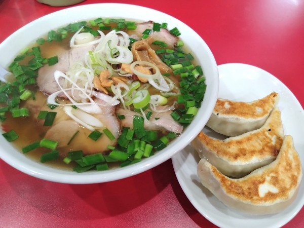 「ちやーしゅーめん　ニラトッピング　餃子3個」@一品香 駒生店の写真