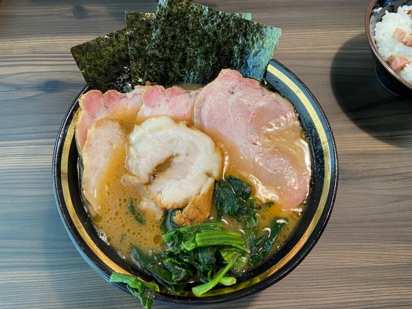 「チャーシューメン3枚　のり　バラチャーシュー　トントロ　カタオオ」@家系ラーメン がくの写真