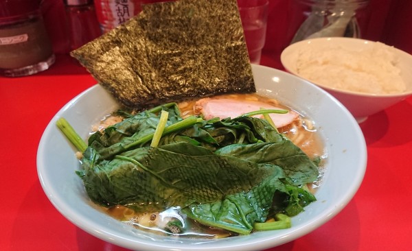 「ラーメン　麺固め　濃いめ　油多め」@横浜家系ラーメン 黄金家の写真