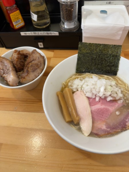 「煮干しらーめん正油　玉ねぎ　炙りチャーシュー丼」@煮干らーめん 川むらの写真