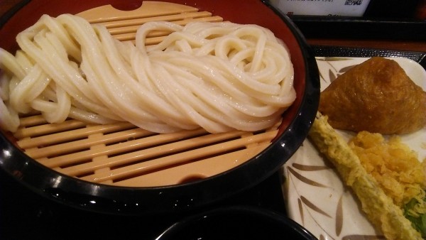 「ざる(並)390円＋ごぼう天1本 100円＋いなり 130円」@丸亀製麺 足立鹿浜店の写真