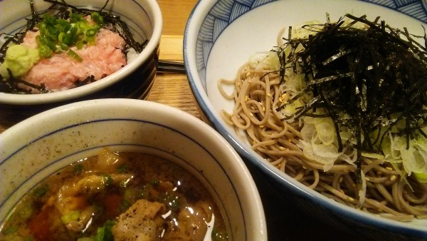 「豚つけ汁そばと選べる小丼 1428円」@夢庵 足立栗原店の写真