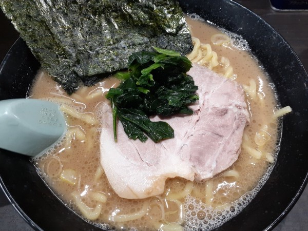 「らーめん(とんこつ醤油)中」@らーめん家 せんだい 和田町店の写真