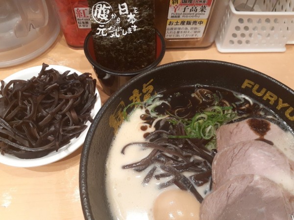 「丸福黒マー油とんこつラーメン」@とんこつラーメン博多風龍 秋葉原総本店の写真