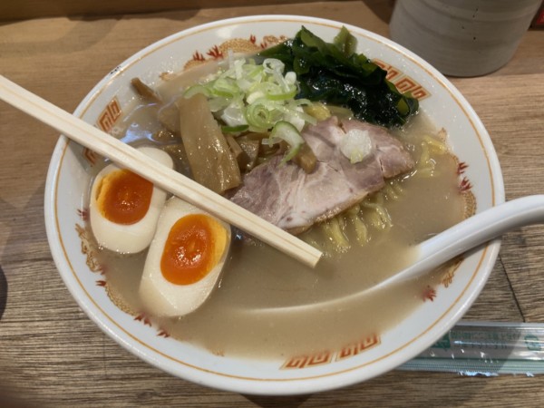 「函館塩ラーメン大盛り味玉」@北海道らーめん 味八の写真