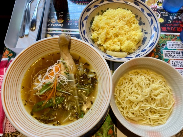 「チキン(瞑想)+蒸し麺」@マジックスパイス 下北沢店の写真